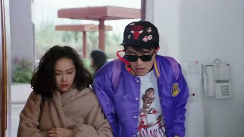 周星星为了接近辛迪,了解案件的真相,利用了辛迪纯真的感情.