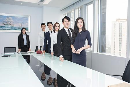 会议室里站成一排的商务团队图片素材