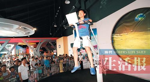 "再现太空课堂"开课 孩子们穿上太空服体验失重