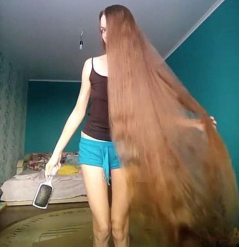俄罗斯美女酷似动画人物 长发超过膝盖成网红(图)