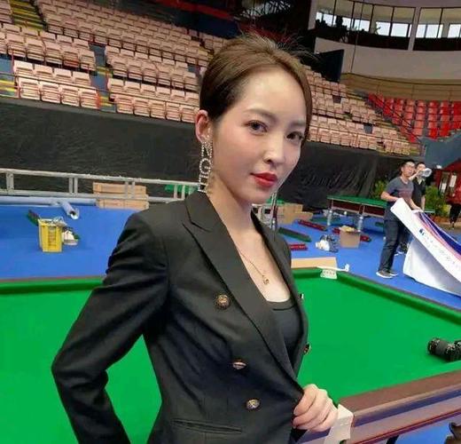 "最美台球裁判"王钟瑶以清纯的外表,曼妙的身姿走红