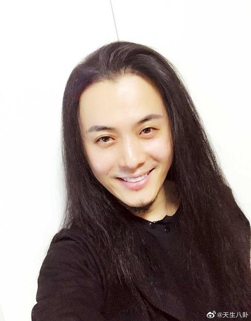 我觉得吧,陈辉貌似把眼袋割了
