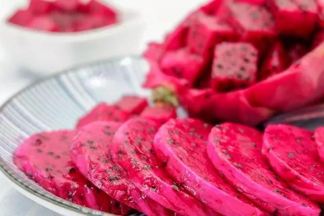 再好的东西都有两面性,大家平时吃红心火龙果的时候一定要控制摄入量