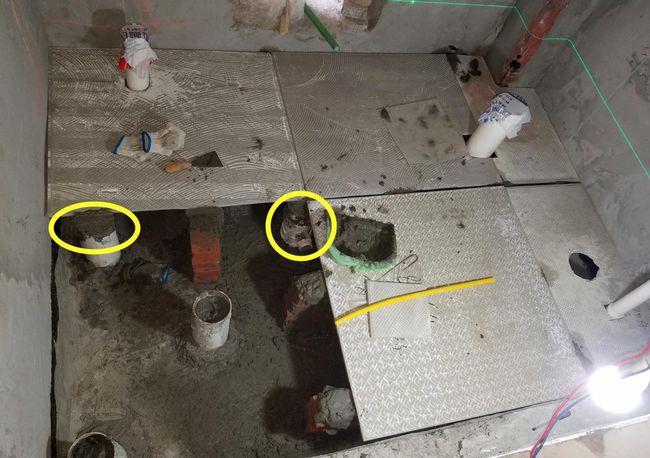 为了不浪费,卫生间底部架空,用废旧水管填充,头次见师傅这么干