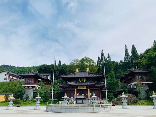 佛迹寺是达蓬山的古寺,号称"千年佛迹",北宋时期扩建而成,享有"要去