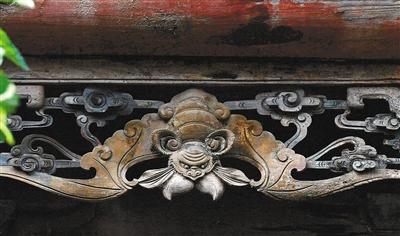 屋内的木雕大量运用蝙蝠纹饰,每一根柱子下的柱石都雕刻着与主人身份