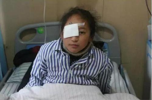 在病房见到她时,她很腼腆,偷偷掖住被子,用那双纯朴的大眼睛好奇的