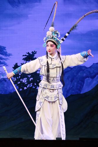 优秀青年京剧演员张婉婷在京剧杨门女将中扮演杨文广