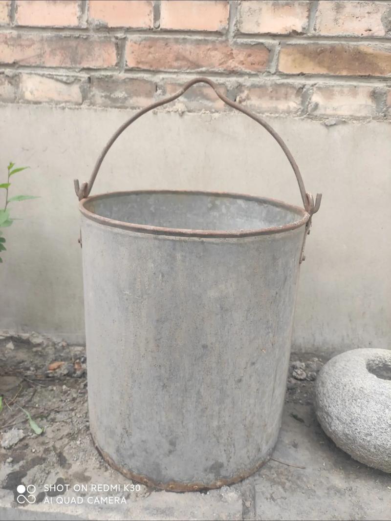 农村生活,家家户户离不开这个水桶,小时候我记得我们村里所有人