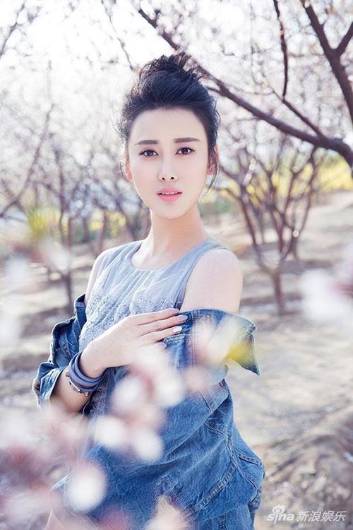 李嘉熙饰演嚣张歌女 与颜丹晨上演掌掴戏