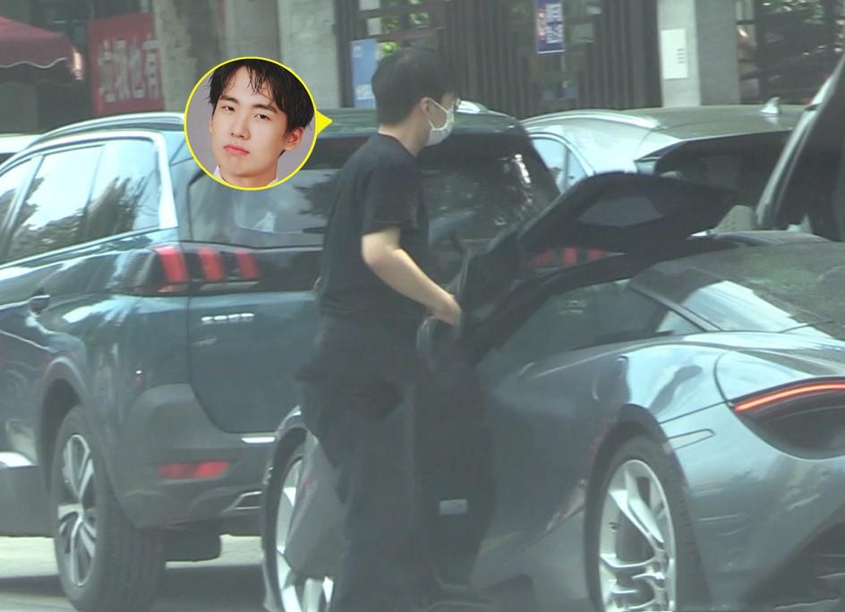 郭麒麟开百万豪车洗脏衣服!戴眼镜显书生气,大步走路好似郭德纲