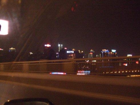 晚上回家,独自享受着家乡的夜景,的士司机提醒我到站了,我一看计价器