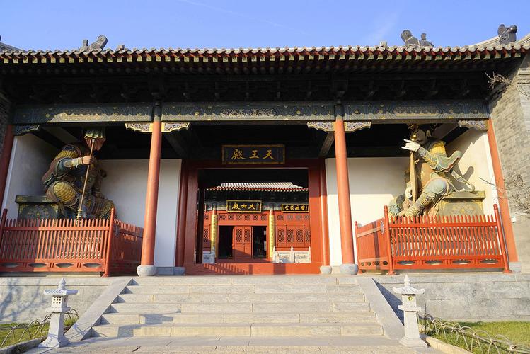 二进山门匾额上写有"天王殿",四大天王于此护持佛法,惩恶护善.