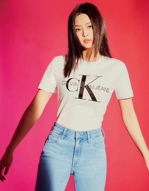 jennie金智妮代言ck时装画报,牛仔裤搭配t恤的她简约又时尚