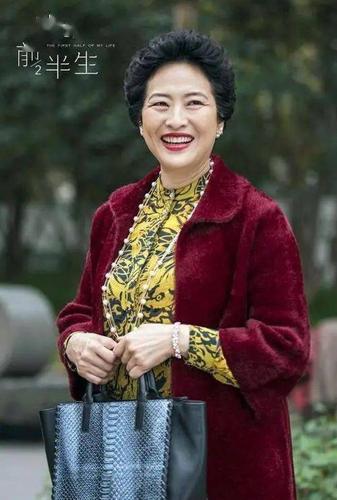 62岁的许娣微胖还是美得洋气高级她的穿搭真值得你学