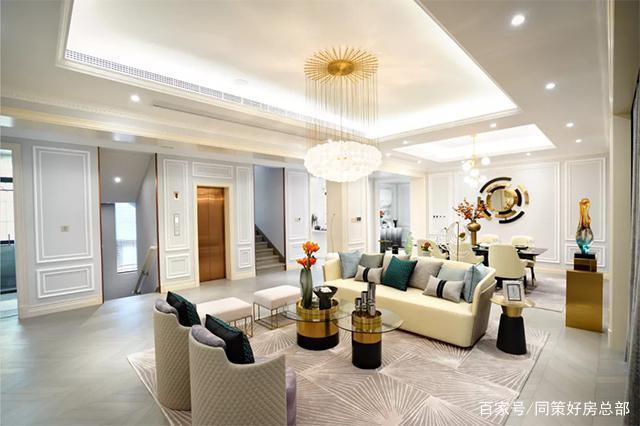 超大面宽的南向餐厅及客厅,面宽达到了约9.7米;客厅挑高7.