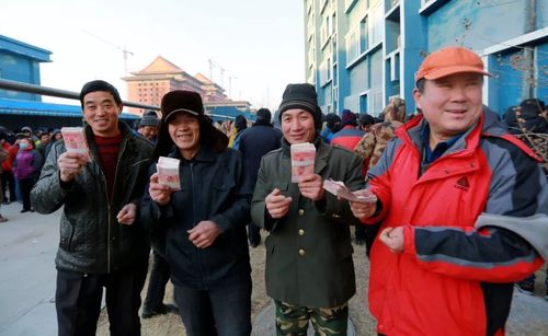 拿工资,领年货,看晚会,吃大餐,温暖农民工春节回乡路