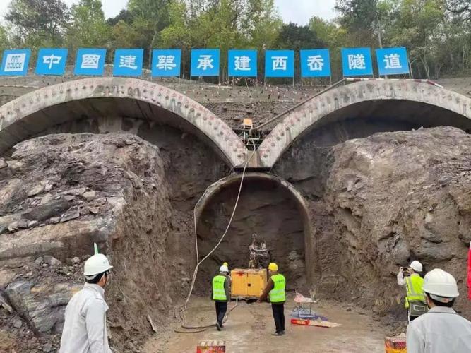 为连拱式隧道,单洞净宽12米,净高5米,洞门为端墙式洞门,隧道v级围岩