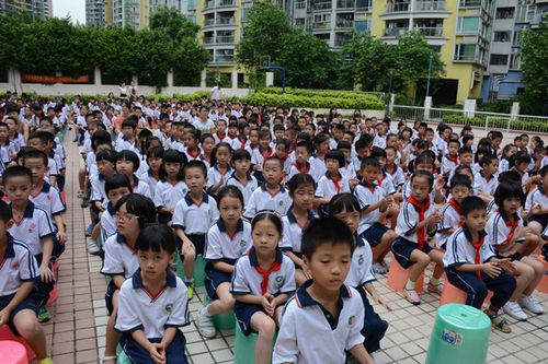 互助成长感恩有你——记昌岗东路小学向新港路小学赠送锦旗仪式活