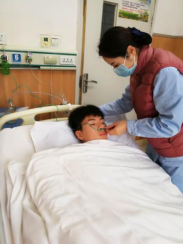 患者呼吸平稳,面色转为红润,给予氧气吸入1-2升/分,继续观察患者生命