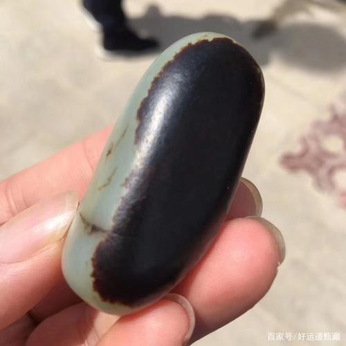 和田玉籽料之中的至尊宝,它就是黑皮籽料