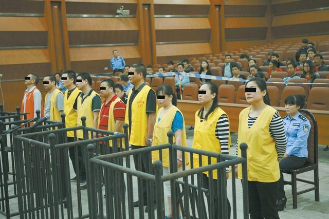 鄂州公开审理一起贩毒团伙案 9名罪犯被指控有罪