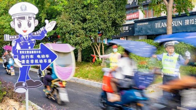"卡通交警"助力文明出行