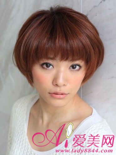 齐刘海的碎发效果加上蓬松的波波头效果,令发型