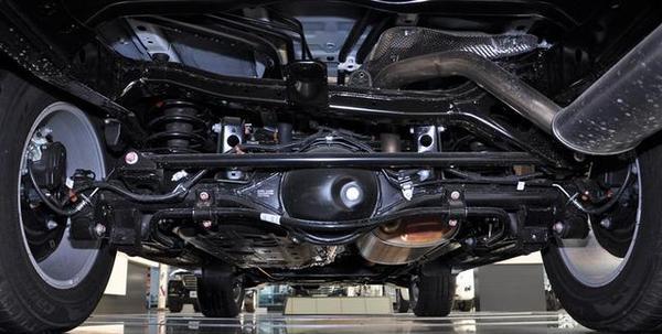 悬架方面,前双插臂式独立悬架,后多连杆整体桥式非独立悬架,能够提供