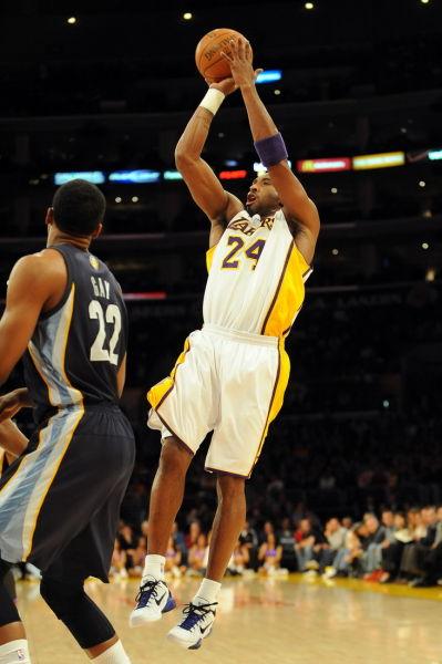 图文常规赛灰熊8290湖人科比标志性后仰跳投