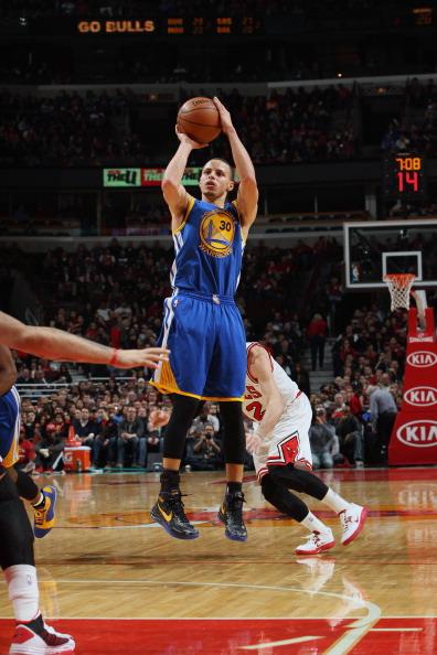 组图:公牛vs勇士大卫李暴扣 库里大秀头顶妙传;; 库里大秀头顶妙传