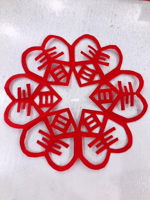 新年手工剪纸～窗花_新年去哪玩_幼儿园_剪纸_兴趣爱好_手工