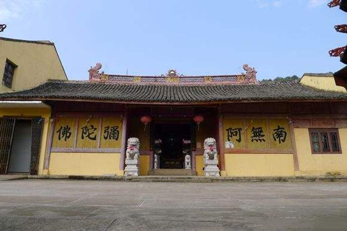 崇国寺景区位于浙江温岭长屿镇东南3公里处,南与双门洞景区相邻.
