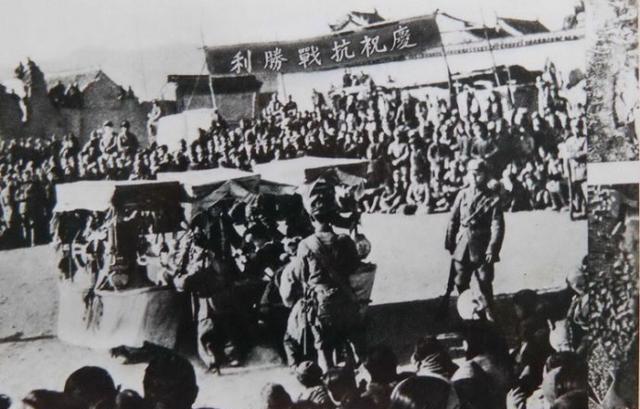 老照片1945年中国人民庆祝抗战胜利鼓舞人心