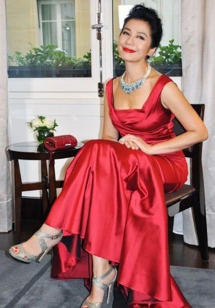 59岁钟楚红近照,西装配喇叭裤年轻又时尚,奶奶年纪少女的脸蛋