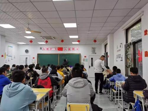 二十四小时与学生同在丨英泰管理班主任  我是一名西安英泰学校