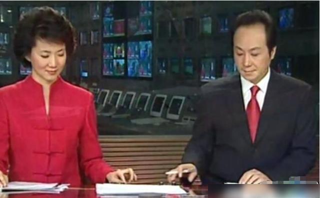2008年罗京最后一次出现在主播台上妻子看着他直播泪流不止