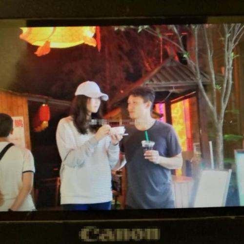 惠若琪和老公大理度蜜月被偶遇,杨臻博深情看着惠若琪