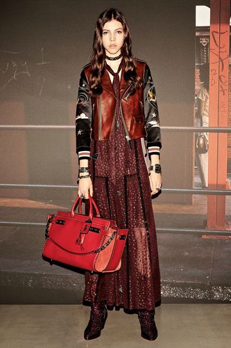 "stranger things" stars charlie heaton and natalia dyer sullenly