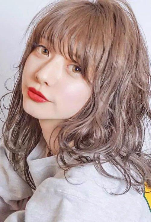 2021年女孩子烫发及颜色 演绎新代时光的卷发造型
