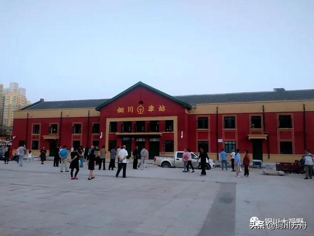 西铜绿巨人开进铜川火车站 铜川东站人来人往很热闹