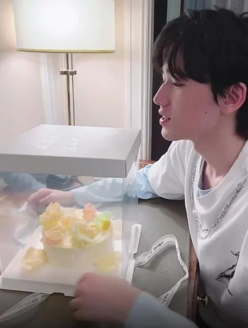 宋亚轩过17岁生日看到沈涛送他的蛋糕形状是我没见过的