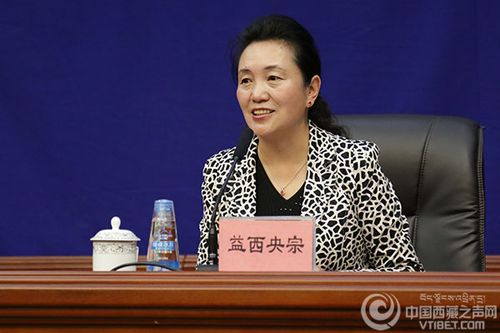 益西央宗副院长正在介绍藏医院的相关情况