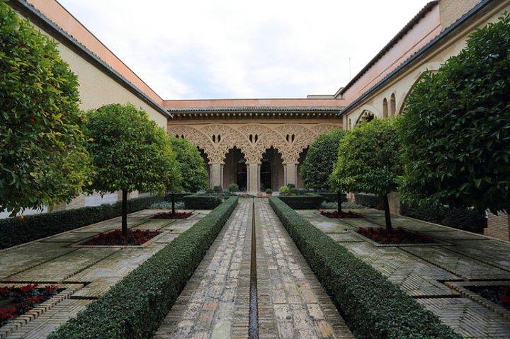 充满阿拉伯风味的庭院,让我联想到格拉纳达的阿兰布拉宫