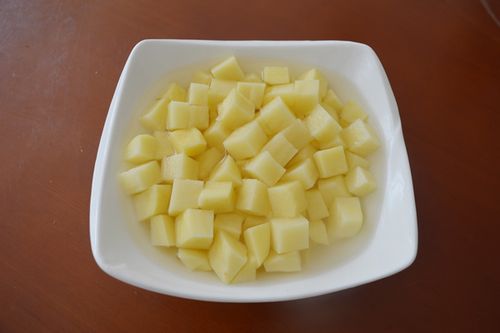 制作方法 1,土豆洗净,去皮,切小块,过遍清水去掉多余淀粉,捞出备用.