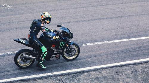 王一博是85号摩托车赛车手85好帅呀