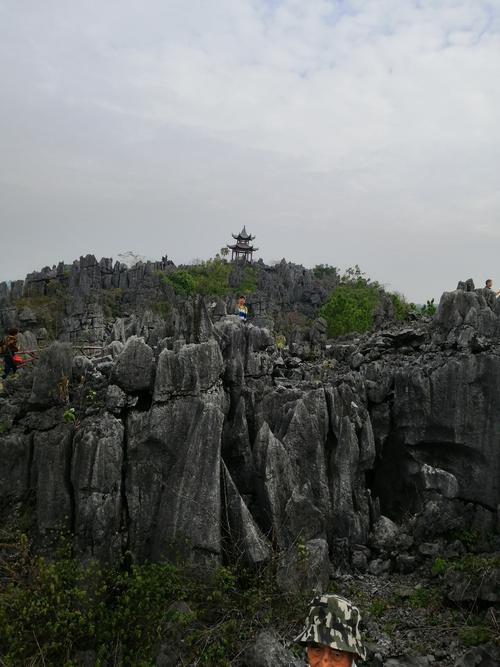 贺州富川神剑石林观赏与春风携手,登上山峰奇拔的山颠