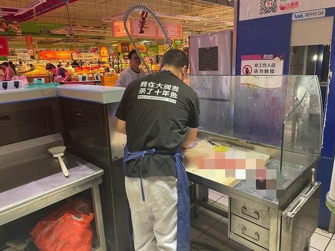 结果走近一看,竟然是大润发杀鱼师傅本人一开始我还好奇,是谁把这种