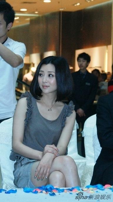  p>殷桃,1979年12月6日出生于重庆市沙坪坝区,中国内地女演员,毕业于 