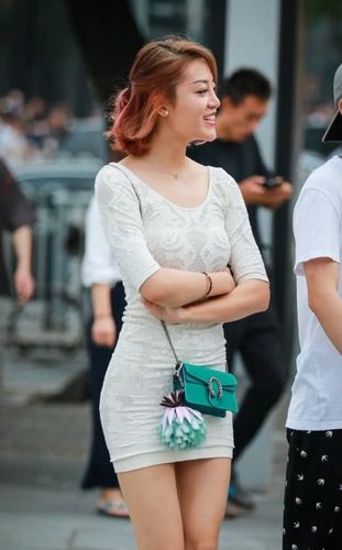 街拍:镂空蕾丝包臀裙凸显辣妈好身材,真的很吸睛